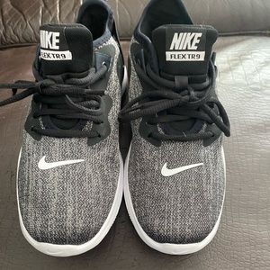 Like New- Nike Women’s Flex Trainer 9 sneakers